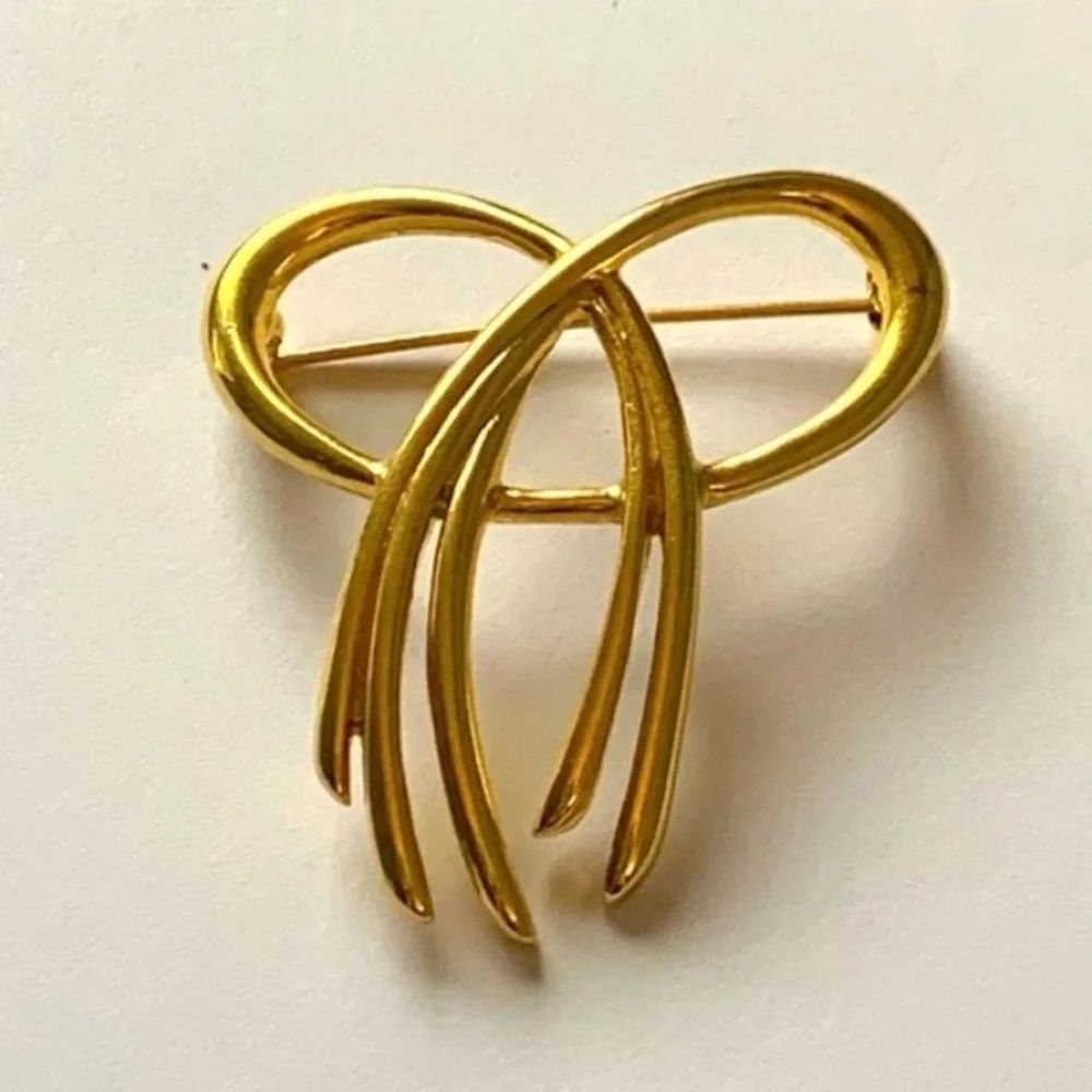 Vintage trifari ribbon brooch